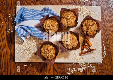 GROSSBRITANNIEN / England / frisch gebackene gesunde Haferflocken-Muffins / hausgemachte Muffins zu Hause machen. Stockfoto