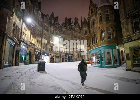 Edinburgh, Schottland, Großbritannien. Februar 2021, 10. Große Frost in Großbritannien mit schweren Nacht-und Morgenschnee in der Stadt weiter. Bild; .Blick auf die Cockburn Street im Schnee. Iain Masterton/Alamy Live Nachrichten Stockfoto