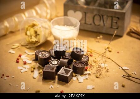 Handgemachte Bonbons mit frischen und getrockneten Früchten auf hellem Papier Hintergrund Stockfoto