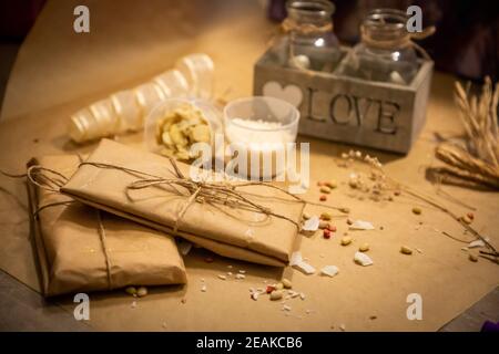 Handgemachte Schokolade mit frischen und getrockneten Früchten in der Verpackung auf Heller Papierhintergrund Stockfoto