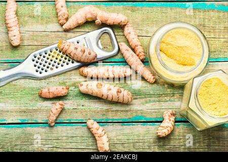Kurkuma Pulver und frische Kurkuma Stockfoto