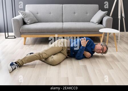 Alter Älterer Gefallener Mann. Ältere Menschen Slip Stockfoto