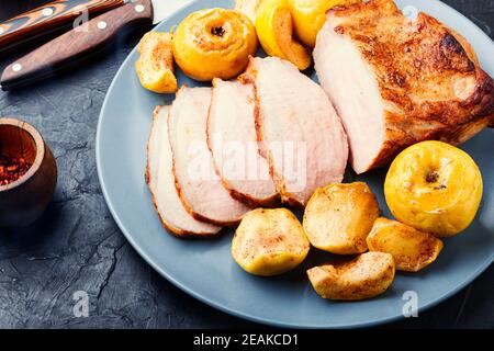 Scheiben gebackener Schweinelende Stockfoto