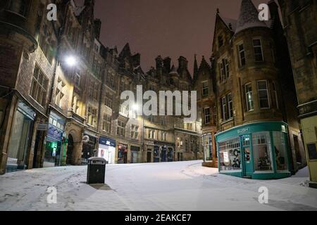 Edinburgh, Schottland, Großbritannien. Februar 2021, 10. Große Frost in Großbritannien mit schweren Nacht-und Morgenschnee in der Stadt weiter. Bild; .Blick auf die Cockburn Street im Schnee. Iain Masterton/Alamy Live Nachrichten Stockfoto