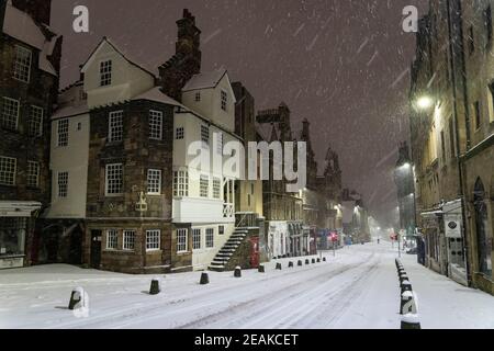 Edinburgh, Schottland, Großbritannien. Februar 2021, 10. Große Frost in Großbritannien mit schweren Nacht-und Morgenschnee in der Stadt weiter. Bild: Die Royal Mile im John Knox House. Iain Masterton/Alamy Live Nachrichten Stockfoto