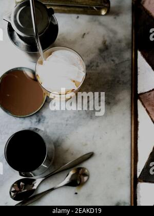 SIAGON, VIETNAM - 29. Jan 2021: Auswahl an Kaffees auf einem Steintisch Stockfoto