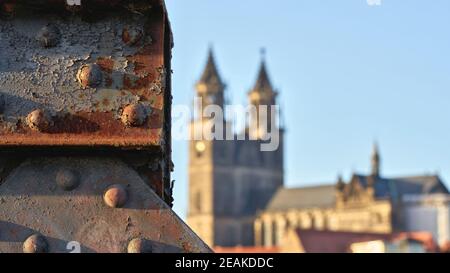 Detail der angeschlagenen Liftbrücke an der Elbe in Magdeburg. Im Hintergrund der Magdeburger Dom. Stockfoto