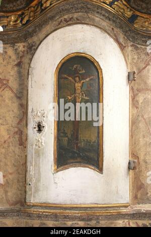 Die Kreuzigung, die Tür der Hütte auf dem Hochaltar in der Kirche der Heiligen Maria Magdalena in Cazma, Kroatien Stockfoto
