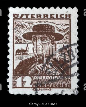 In Österreich gedruckte Briefmarke zeigt einen Mann im österreichischen Nationalkleid mit der Aufschrift 'Oberösterreich' aus der Serie 'Österreichische Nationaltracht', um 1934 Stockfoto