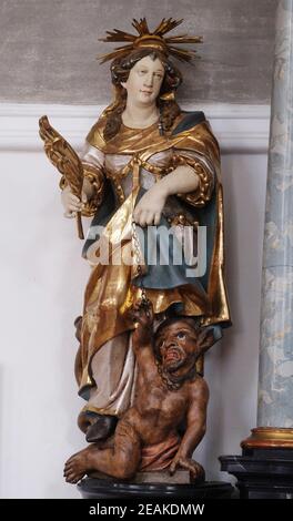 Saint Juliana, Altar Statue in der Kirche St. Agatha in Schmerlenbach, Deutschland Stockfoto