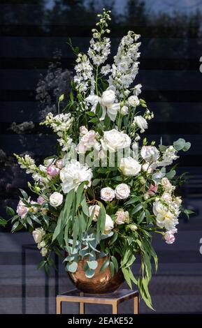 Beeindruckendes floristisches Bouquet von weißen Rosen und Delphinium - grün Drehen Stockfoto
