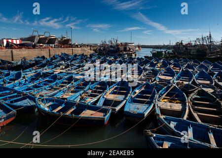 Essaouira, Marokko - 15. April 2016: Blick auf den Hafen in der Stadt Essaouira, mit den traditionellen blauen Fischerbooten, in der Atlantikküste o Stockfoto