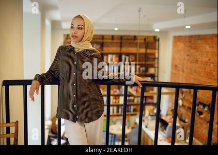 Schöne arabische Mädchen in Hijab in Universität Café Stockfoto