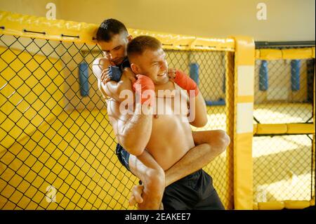 Männliche MMA Kämpfer führt schmerzhafte Choke halten Stockfoto