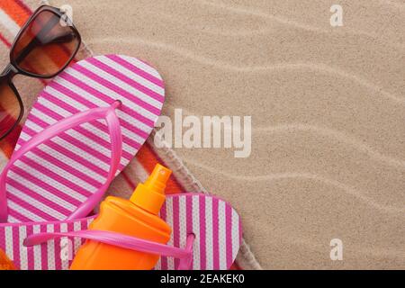 Zubehör für den Strand auf dem Sand liegen Stockfoto