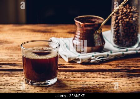 Frisch gebrühter türkischer Kaffee im Trinkglas Stockfoto