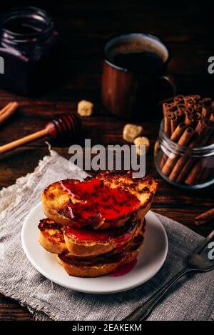 Stapel von French Toast mit Berry Sirup Stockfoto