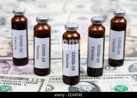 Impfstoff gegen Covid-19 auf dem Hintergrund der amerikanischen Dollar Stockfoto