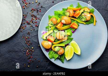 Salat mit Gemüse und Schnecken Stockfoto