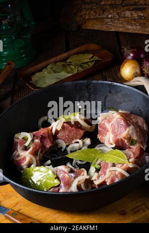 Roher ostfriesischer Snirtje-Braten mit Gewürzen. Stockfoto