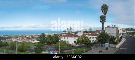 Firgas, Gran Canaria, Kanarische Inseln, Spanien 13. Dezember 2020: Panoramablick auf die Küste und die Straßen von Firgas Stockfoto