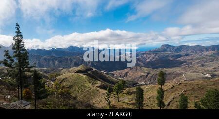 Panoramablick auf die Berge, Caldera und Barranco de Tejeda und Roque Bentayga Felsen vom Aussichtspunkt Cruz de Tejeda. Gran Canaria, Kanarische Inseln, Spanien Stockfoto