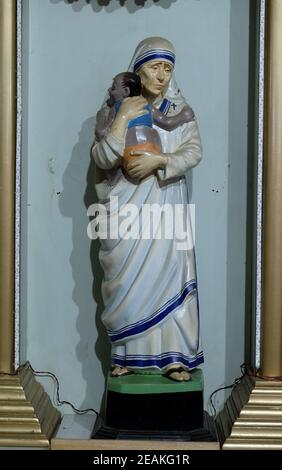 Die Statue der heiligen Teresa von Kalkutta in der katholischen Kathedrale des unbefleckten Herzens Mariens und der heiligen Teresa von Kalkutta in Baruipur, Westbengalen, Indien Stockfoto