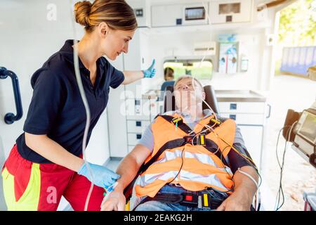 Sanitäter im Krankenwagen, der dem Fahrer das Zeichen zum Fahren gibt Aus Stockfoto