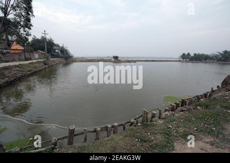 Das kleine Fischerdorf mit Holz- und Strohhütten in Westbengalen, Indien Stockfoto