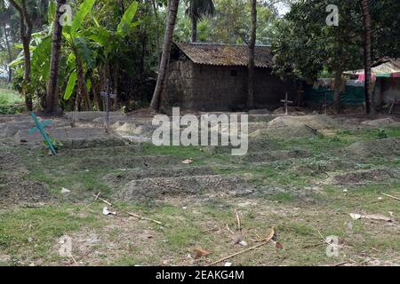 Friedhof hinter der katholischen Kirche von Chunakhali, Westbengalen, Indien Stockfoto