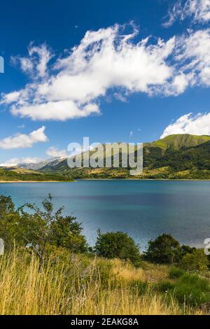 Lago di Campotosto im Nationalpark Gran Sasso e Monti della Laga, Region Abruzzen, Italien Stockfoto