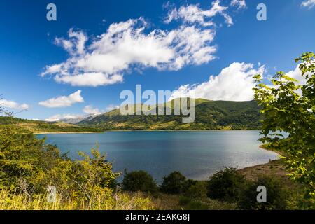 Lago di Campotosto im Nationalpark Gran Sasso e Monti della Laga, Region Abruzzen, Italien Stockfoto