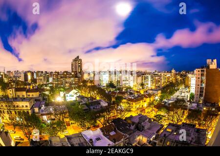 Panoramablick über Montevideo in Uruguay bei Nacht Stockfoto