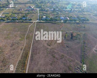 Blick von der Spitze des Dorfes. Häuser und Gärten. Landschaft, rustikale Landschaft. Luftaufnahmen Stockfoto