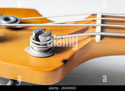 Detail eines Stimmpfostens eines E-Basses Stockfoto