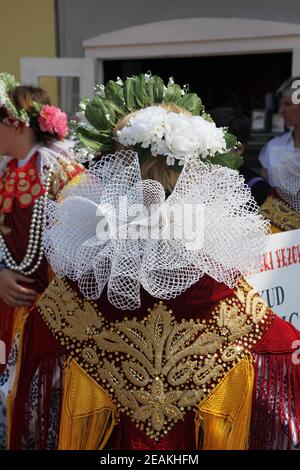 Teilnehmer in der kroatischen Nationaltracht aus dem Dorf Habjanovci, während der Dakovacki vezovi (Dakovo Sommerfest) in Dakovo, Kroatien. Stockfoto