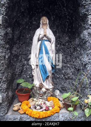 Statue unserer Lieben Frau von Lourdes im Mutterhaus, der Residenz von Mutter Teresa in Kolkata, Westbengalen, Indien Stockfoto