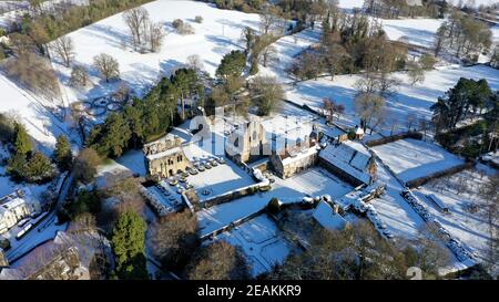 Much Wenlock, Shropshire, Großbritannien. Februar 10th 2021 Winterlandschaft. Ruinen des Klosters Wenlock Priory aus dem 12th. Jahrhundert, dekoriert in Nachtschnee bei Much Wenlock in Shropshire.Quelle: Sam Bagnall/Alamy Live News Stockfoto