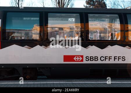 Lindau/Deutschland - Jan 2020: Frau fährt in einer erstklassigen Kutsche der Schweizerischen Bundesbahnen (SBB-CFF-FFS). Sitzen am Fenster Stockfoto