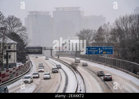 A40 Autobahn, Wintereinbruch, viel Neuschnee und Tagestemperaturen unter minus 5 Grad, Straße nicht geräumt, wenig Verkehr, schlechte Straßenlage Stockfoto