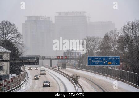 A40 Autobahn, Wintereinbruch, viel Neuschnee und Tagestemperaturen unter minus 5 Grad, Straße nicht geräumt, wenig Verkehr, schlechte Straßenlage Stockfoto