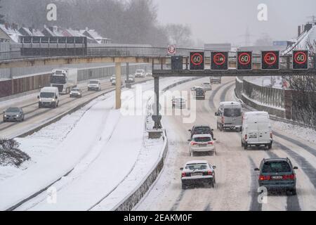 A40 Autobahn, Wintereinbruch, viel Neuschnee und Tagestemperaturen unter minus 5 Grad, Straße nicht geräumt, wenig Verkehr, schlechte Straßenlage Stockfoto