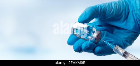 Handhalteviol mit Impfstoff gegen Corona-Virus. Stockfoto