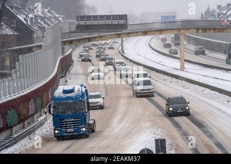 A40 Autobahn, Wintereinbruch, viel Neuschnee und Tagestemperaturen unter minus 5 Grad, Straße nicht geräumt, wenig Verkehr, schlechte Straßenlage Stockfoto