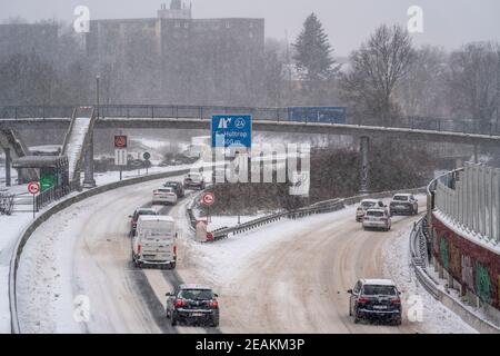 A40 Autobahn, Wintereinbruch, viel Neuschnee und Tagestemperaturen unter minus 5 Grad, Straße nicht geräumt, wenig Verkehr, schlechte Straßenlage Stockfoto