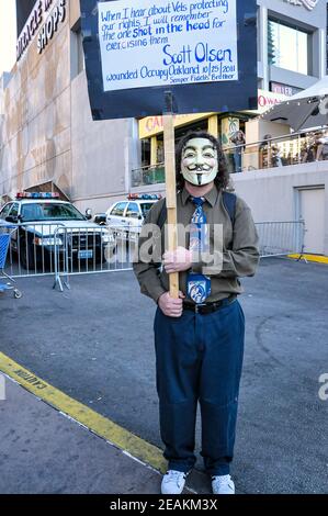 Ein Demonstrant mit einem Protestschild auf dem Las Vegas Strip für die Occupy Las Vegas und Occupy Wall Street Bewegungen. Stockfoto