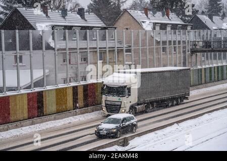 A40 Autobahn, Wintereinbruch, viel Neuschnee und Tagestemperaturen unter minus 5 Grad, Straße nicht geräumt, wenig Verkehr, schlechte Straßenlage Stockfoto