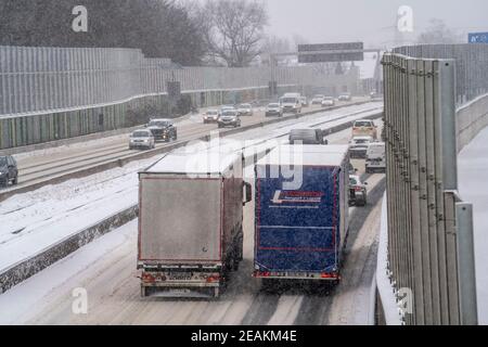 A40 Autobahn, Wintereinbruch, viel Neuschnee und Tagestemperaturen unter minus 5 Grad, Straße nicht geräumt, wenig Verkehr, schlechte Straßenlage Stockfoto