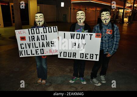 Demonstranten der Occupy Las Vegas Bewegung posieren, während sie Schilder mit einer Botschaft halten, Las Vegas, Nevada, USA. Stockfoto