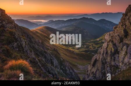 Berglandschaft bei farbenfrohem Sonnenuntergang Stockfoto